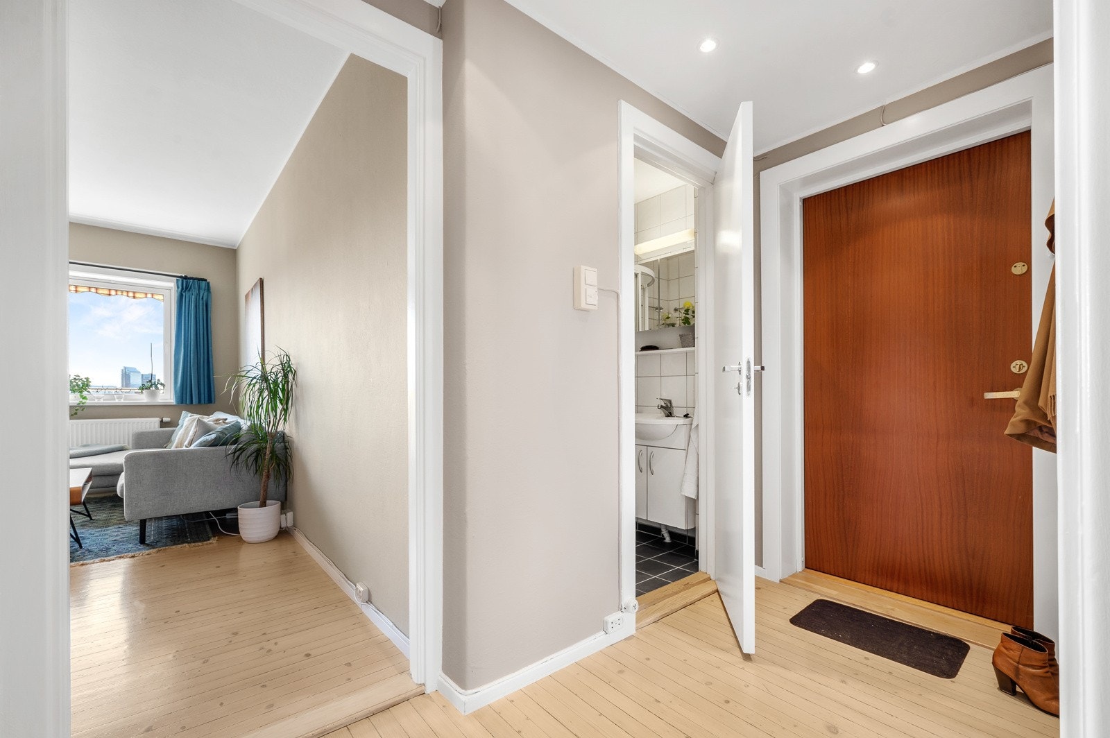 Det medfølger én kjellerbod og én loftsbod, begge på 3 kvm hver. Praktisk å bo i toppetasjen, hvor du har enkel tilgang til loftsboden. Galleribilde