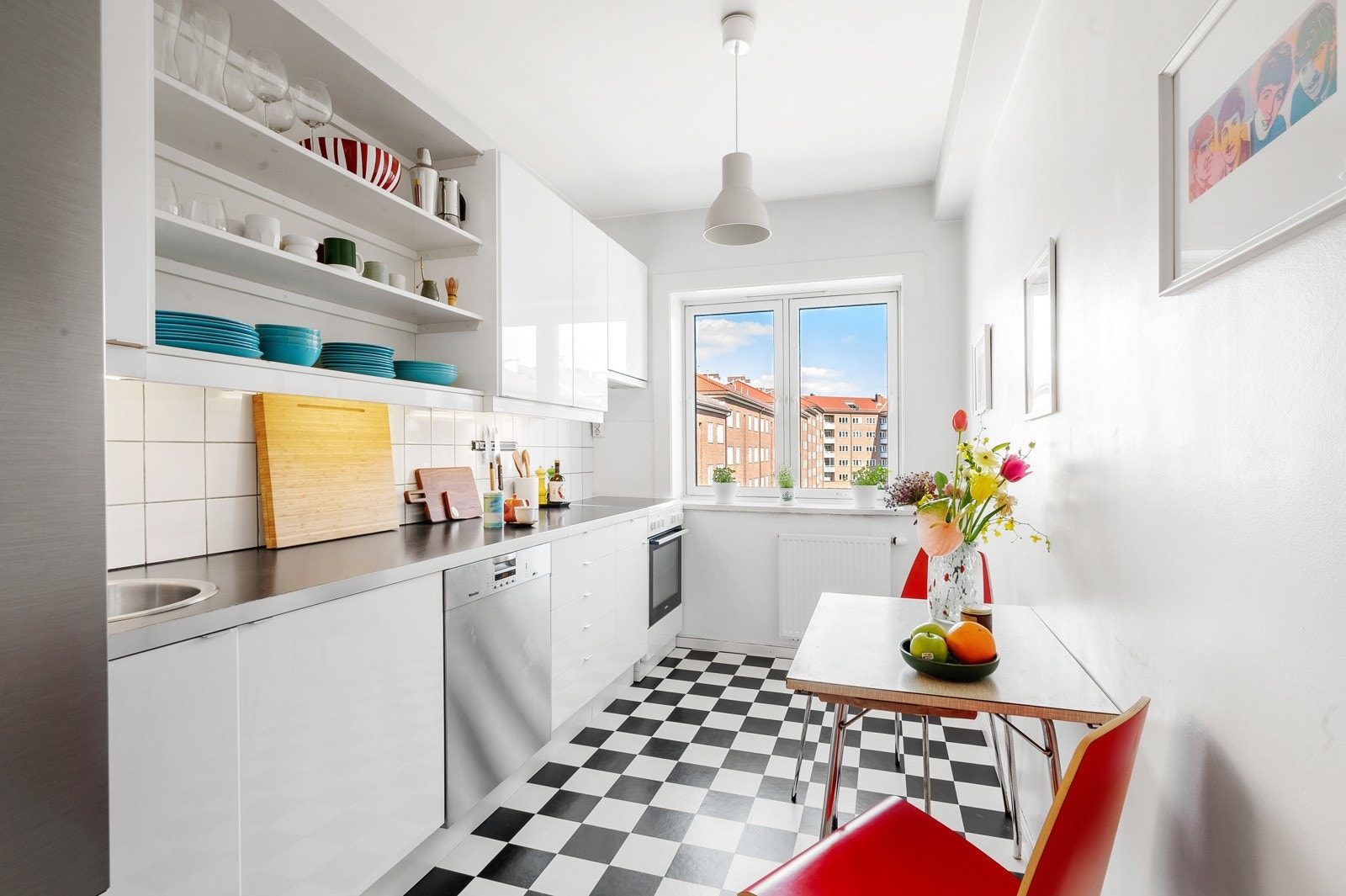 Rikelig med skap- og benkeplass, og hvitevarer på kjøkken følger. Galleribilde