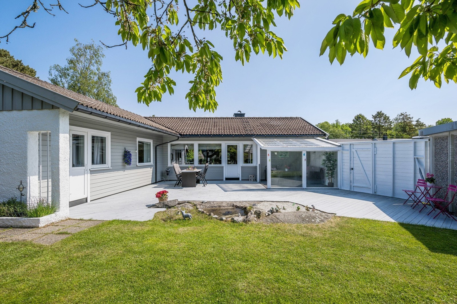 Det er en stor, fantastisk terrasse med sommerstue - her kan du nyte sommerkveldene i lune og usjenerte omgivelser. Galleribilde