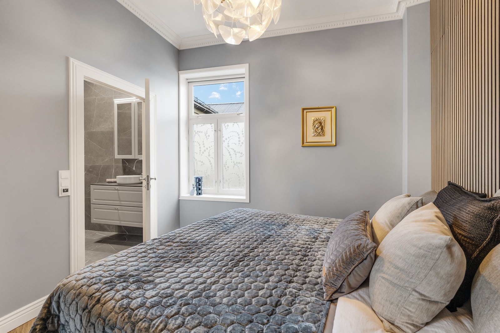 Fra soverommet er det adkomst til eget baderom som ble bygget i 2022 Galleribilde
