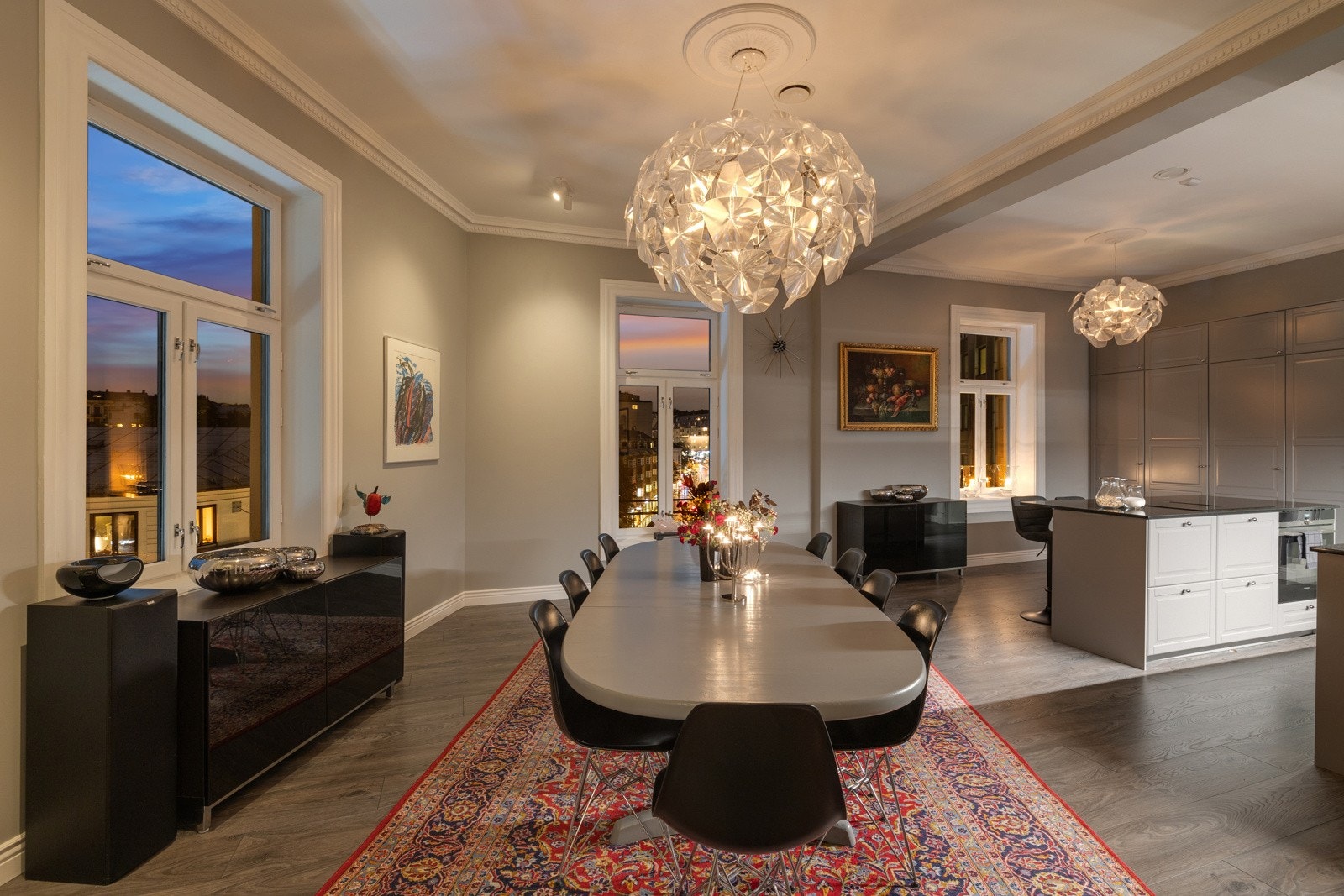 Her er det god plass til stort spisebord med tilhørende spisestoler Galleribilde