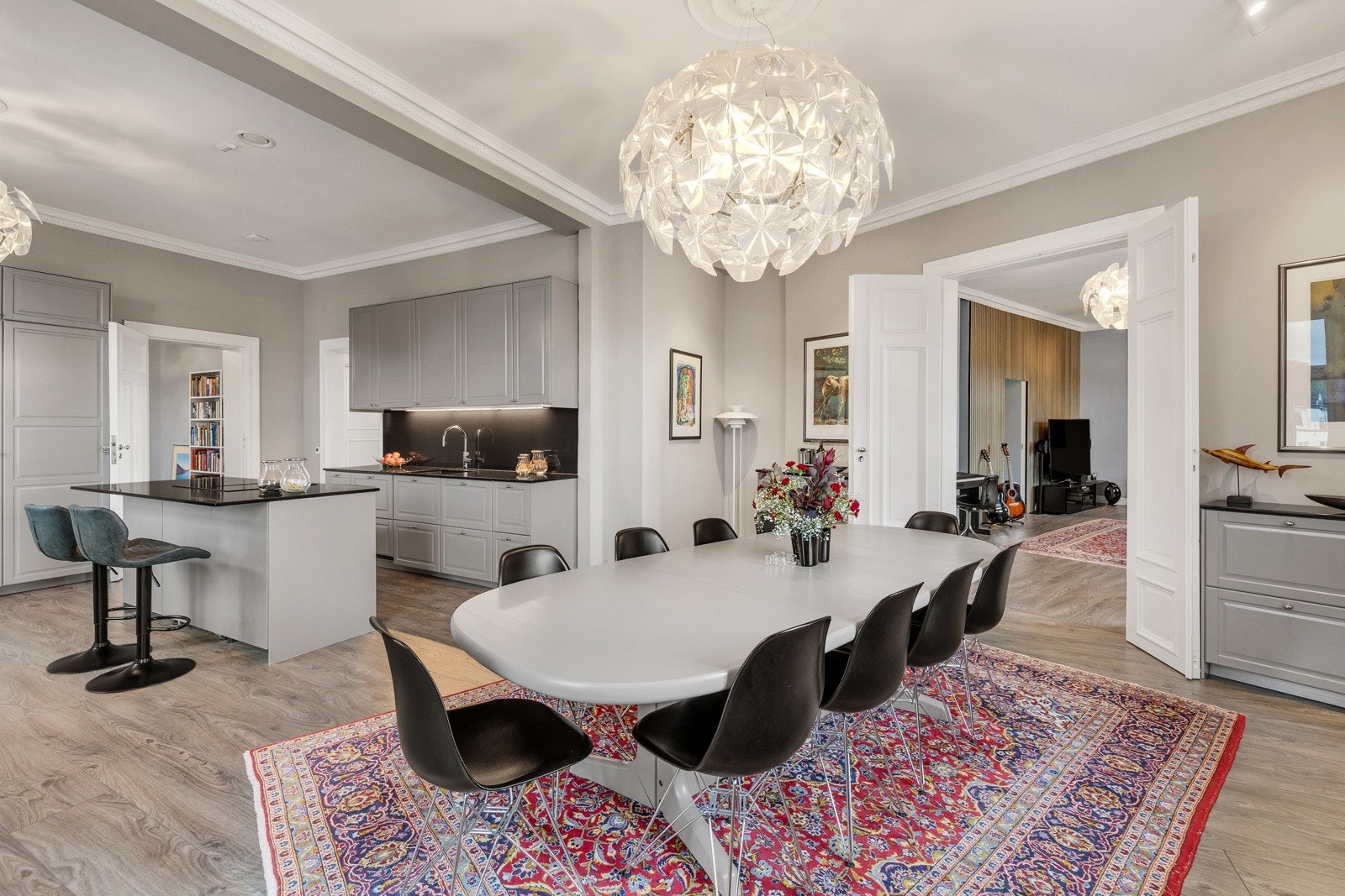 Kjøkkenet har åpen løsning mot spisestuen Galleribilde