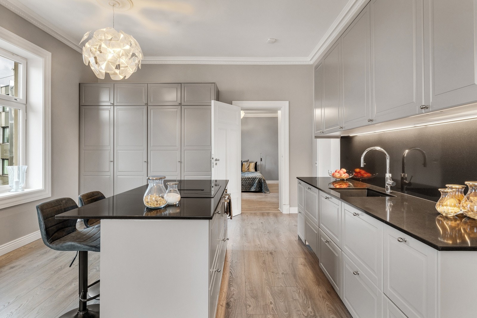 Kjøkkenet består av lyse profilerte fronter og benkeplate fra Silestone. Rikelig med skap- og benkeplass Galleribilde