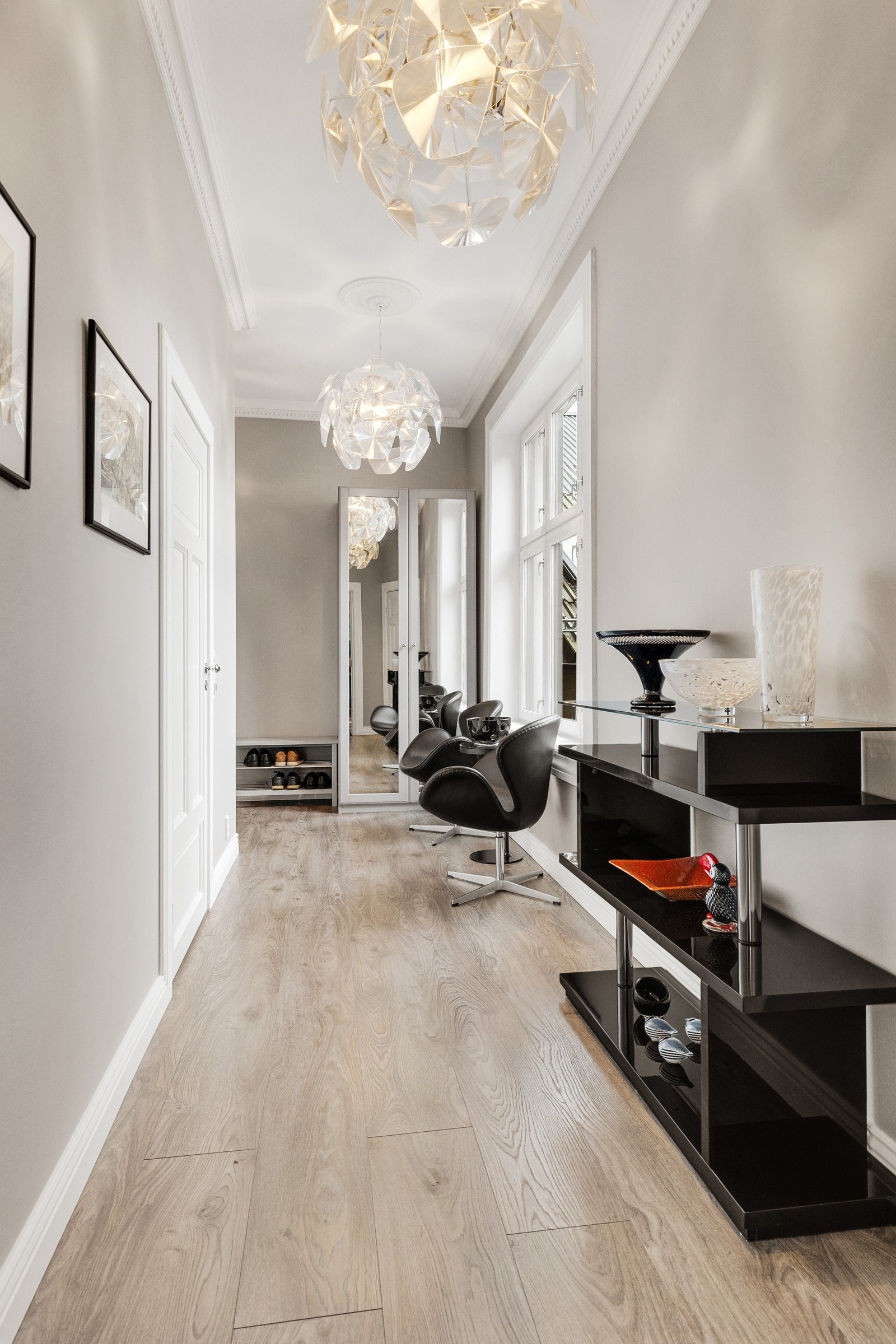 Det er god plass til sittegruppe, skjenk og garderobeskap Galleribilde