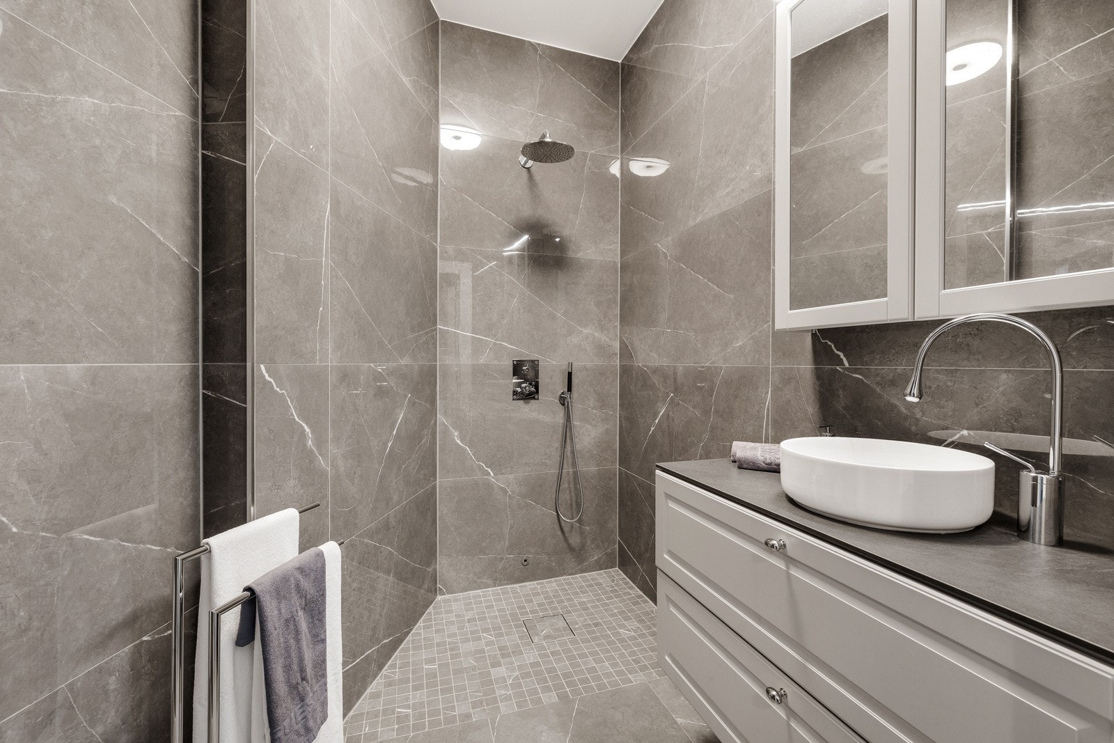 Delikat, flislagt baderom med elegante materialvalg og mekanisk avtrekk Galleribilde