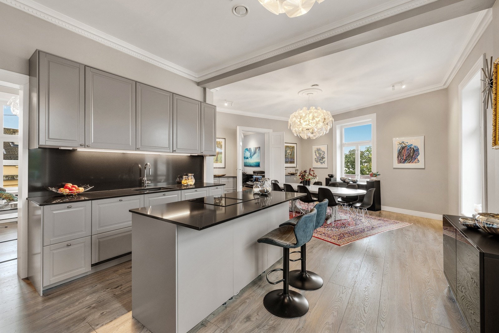 Moderne integrerte hvitevarer består av stekeovn, induksjonstopp, oppvaskmaskin og kjøleskap og fryseskap Galleribilde