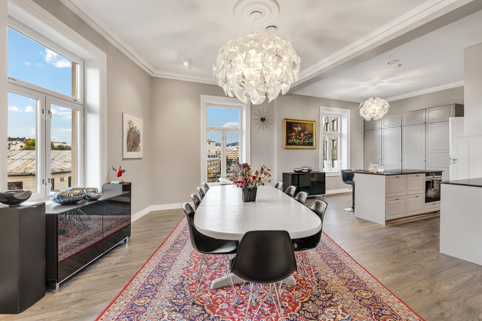 Lys og åpen spisestue med luftig romfølelse. Galleribilde