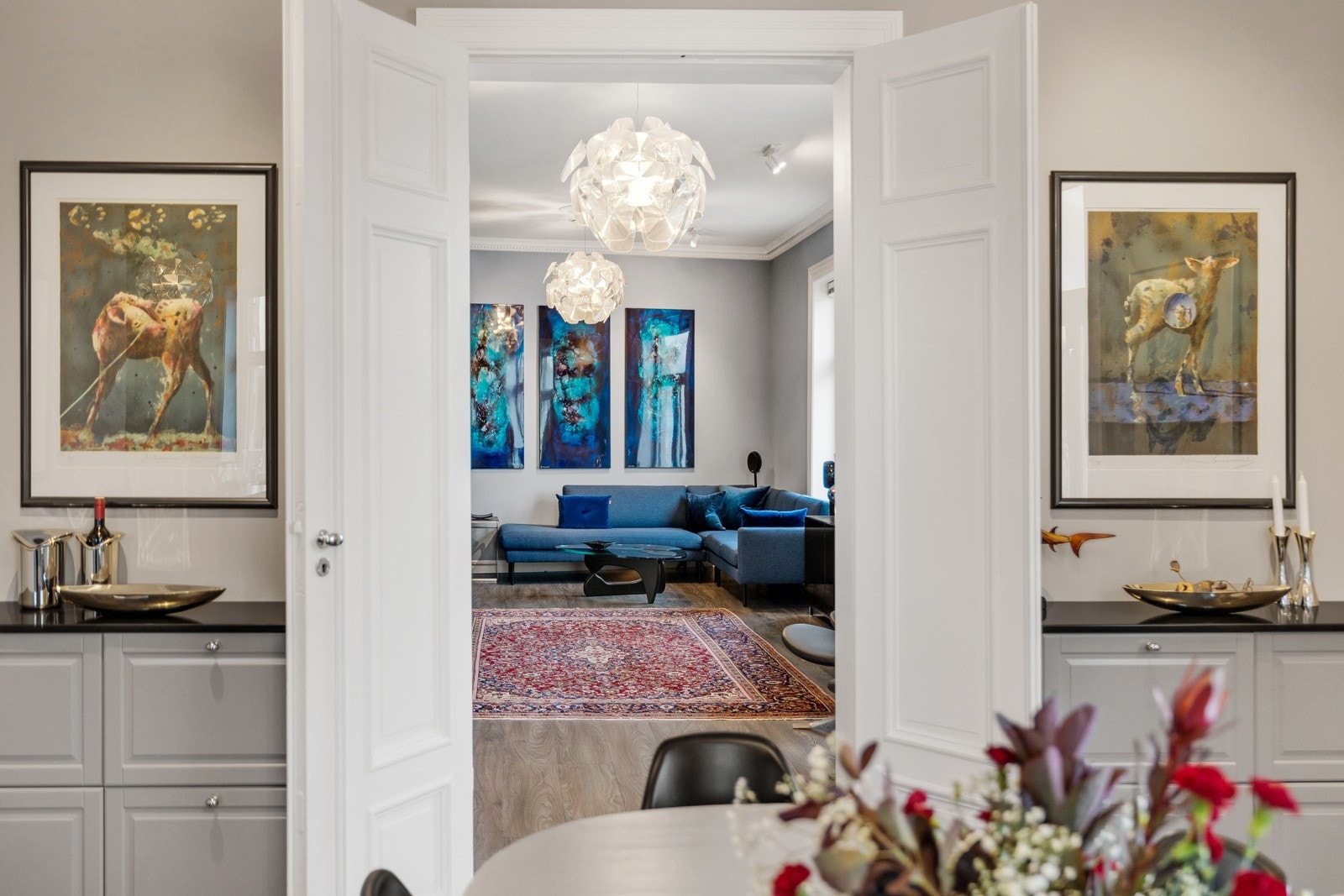 Leiligheten består av innbydende entré, lekkert kjøkken med plass til spiseplass, romslig stue, 2(3) gode soverom og 2 delikate baderom Galleribilde