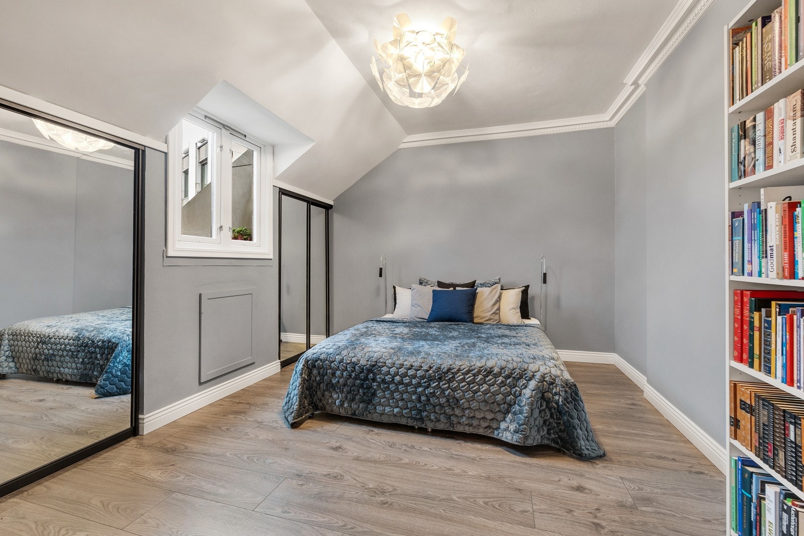 Romslig soverom nummer to med god plass til dobbeltseng, nattbord og innbygd gardeobeløsning Galleribilde