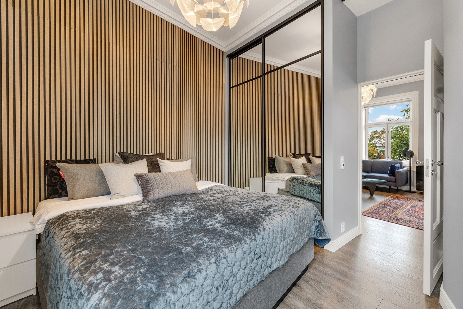 Hovedsoverommet er av god størrelse med plass til dobbeltseng og nattbord. Stor plassbygd garderobeløsning som gir godt med lagringsplass. Galleribilde