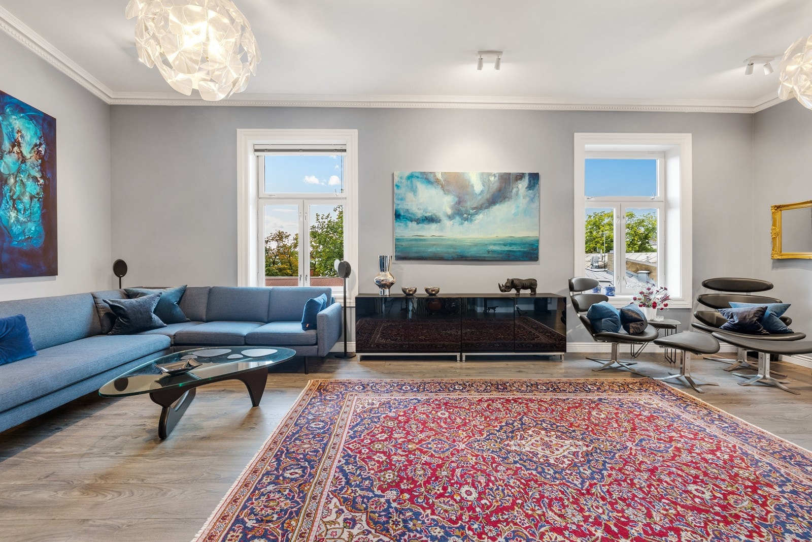 Stuen er luftig og har gode store vindusflater som slipper inn rikelig med naturlig lys Galleribilde