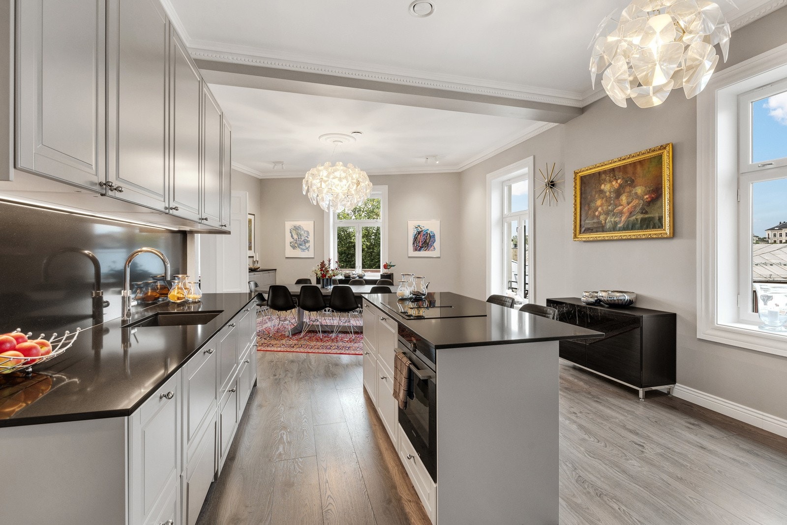 Rikelig med skap- og benkeplass Galleribilde