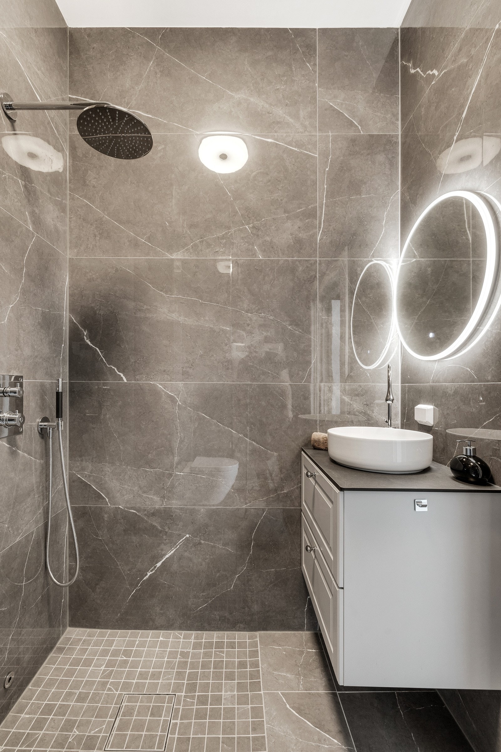 Moderne, flislagt baderom/vaskerom med adkomst fra entréen, nyoppført i 2022 Galleribilde