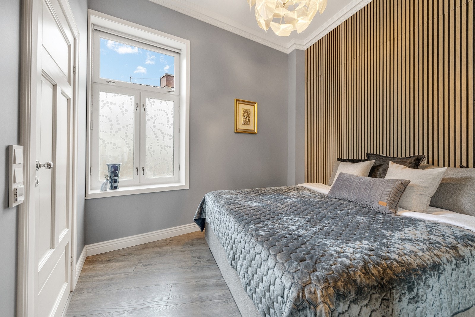 Rommet vender i sin helhet mot rolig bakgård og har store vindusflater som sikrer rikelig med naturlig lys, samt gode luftemuligheter Galleribilde