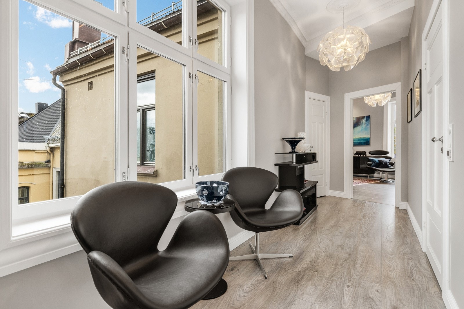 Svært innbydende og lys entré som gir et godt først inntrykk av boligen Galleribilde