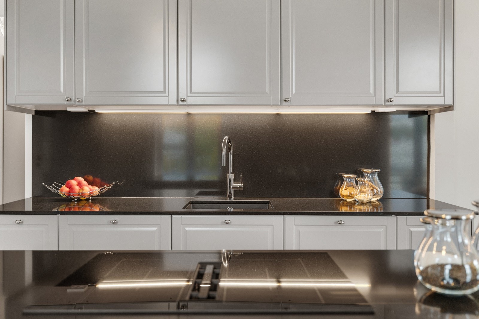 Belysning under overskap og Quooker i kjøkkenbenk for umiddelbart varmtvann og boblevann Galleribilde