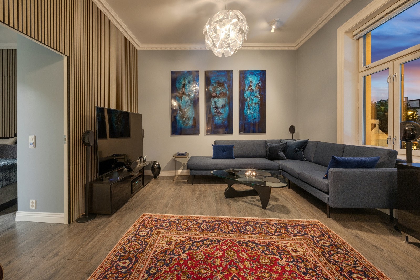 Det er god plass til sofagruppe, sofabord og underholdningsavdeling Galleribilde