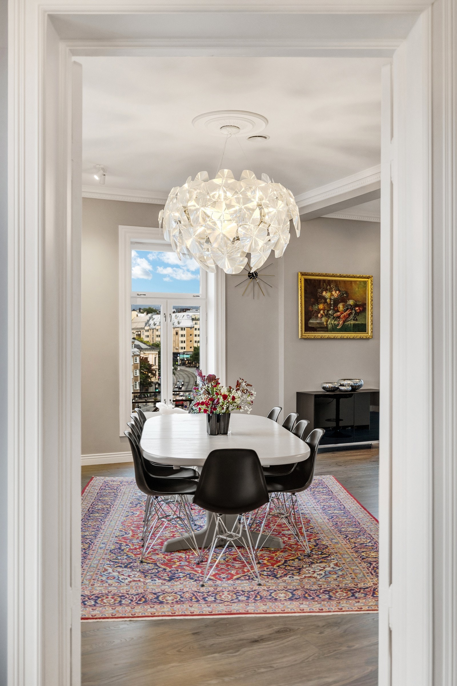 Leiligheten er unik med balansert ventilasjon, avtrekksvarmepumpe og takhøyde på 3,18 meter Galleribilde