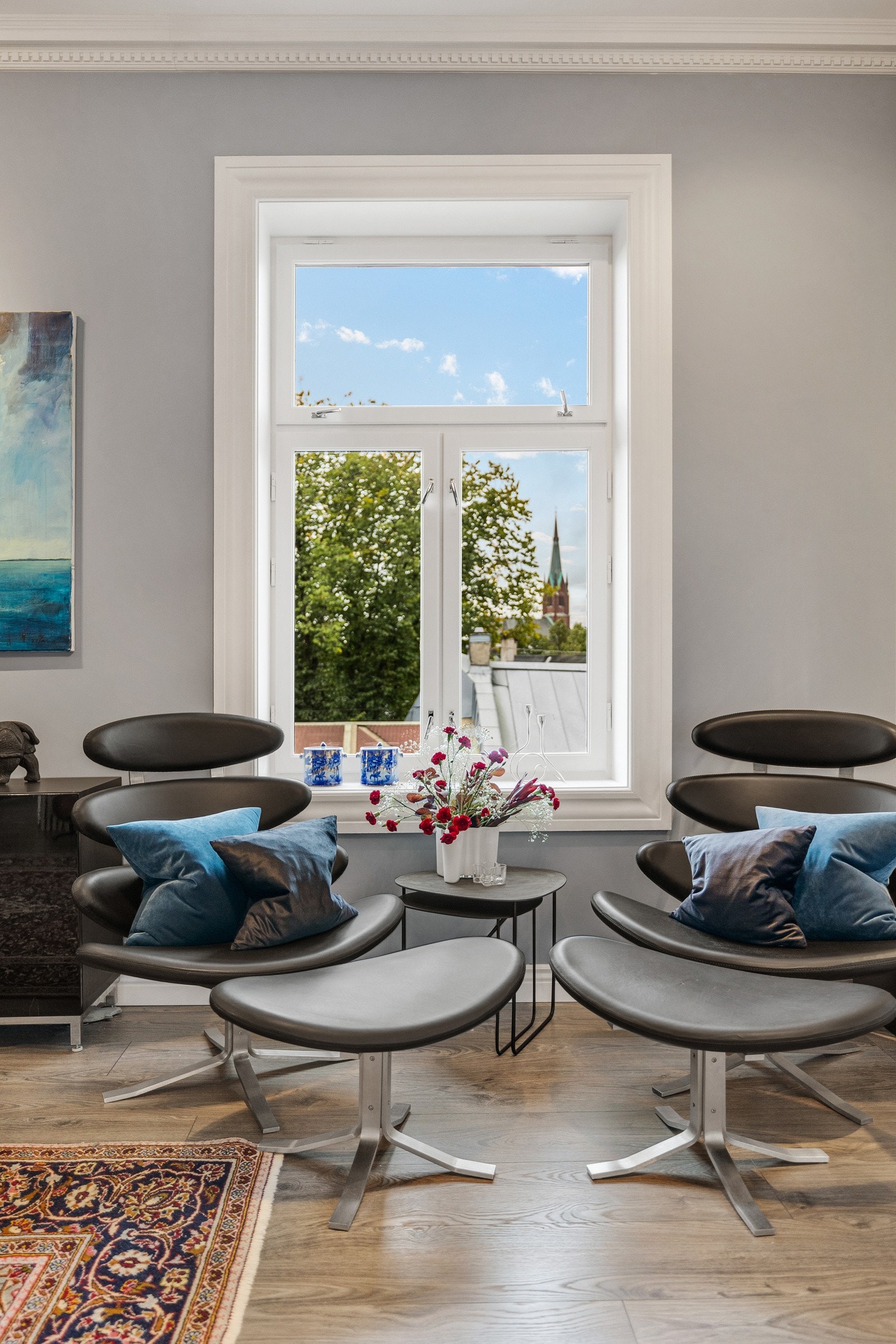 Stuen er malt i tidsriktige farge som gir en god atmosfære. Galleribilde