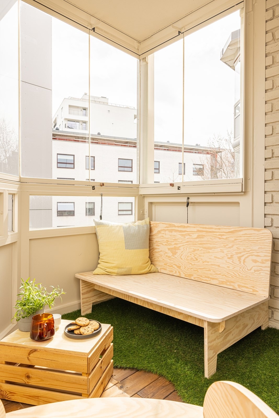 Lun og koselig balkong med god plass til tilhørende møblement Galleribilde