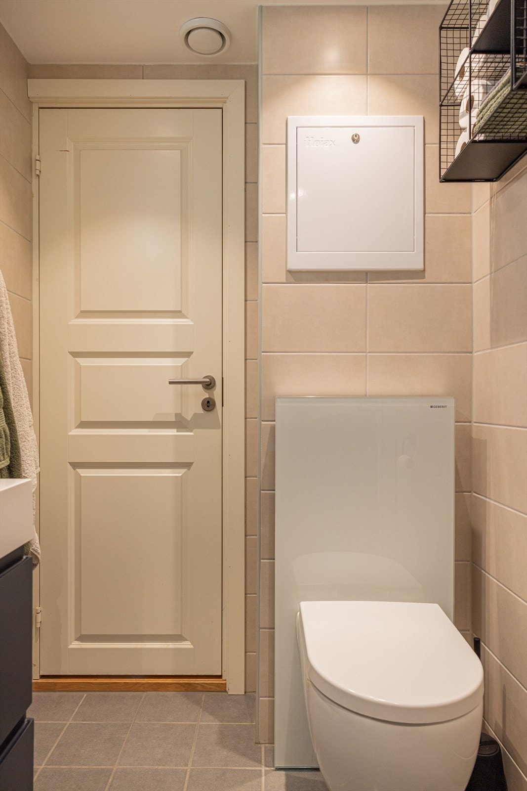 Det er montert vegghengt toalett Galleribilde