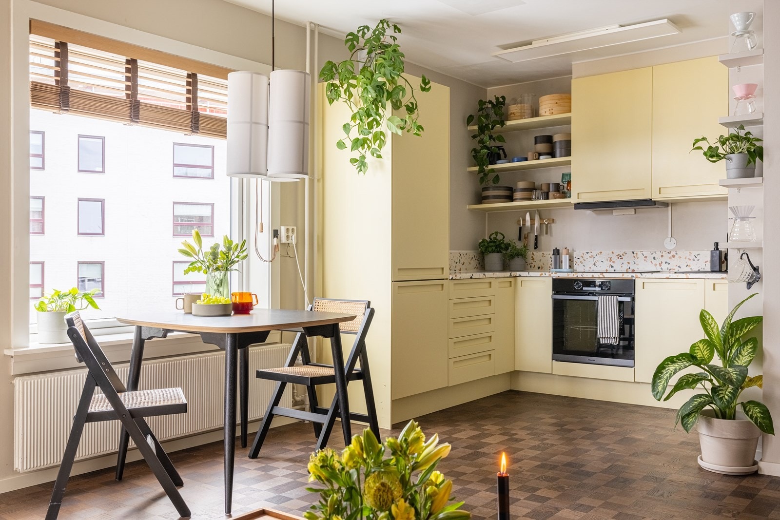 Her har man plass til spisebord og tilhørende møblement Galleribilde