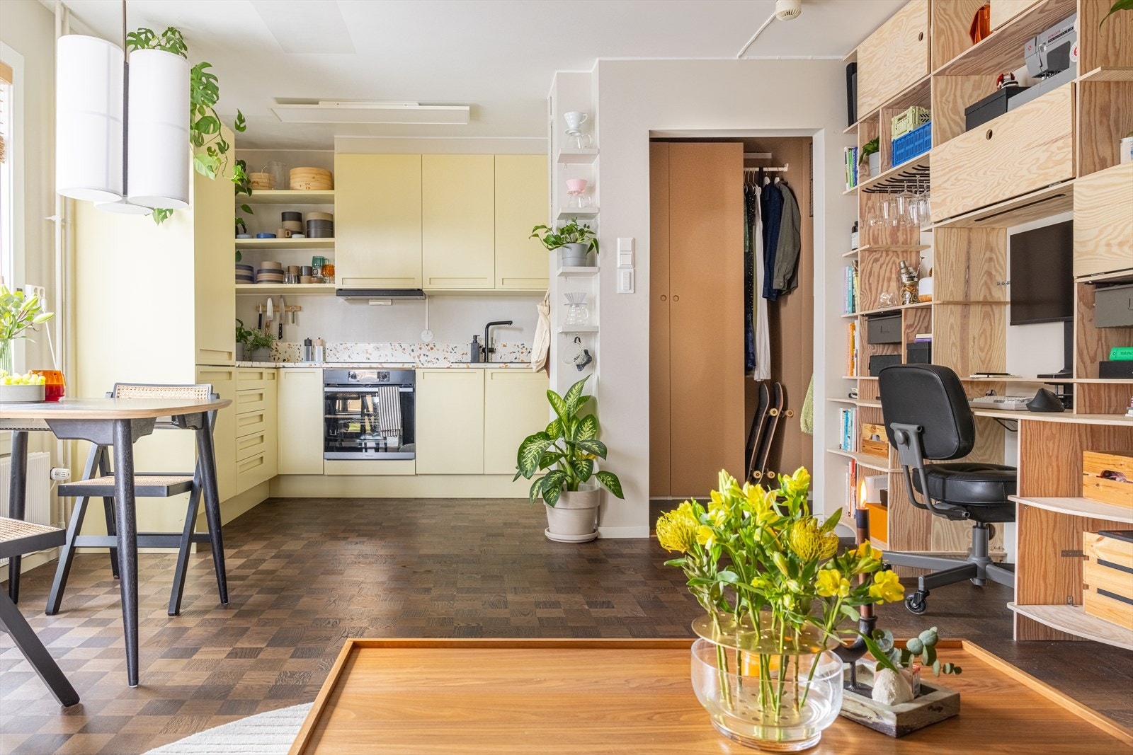 Åpen stue/kjøkken løsning med lyse og fine overflater Galleribilde