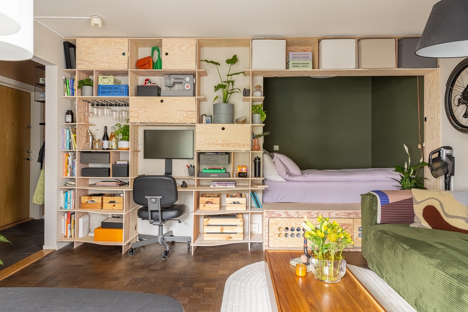 God løsning med sovealkove, samt godt med oppbevaringsplass Galleribilde