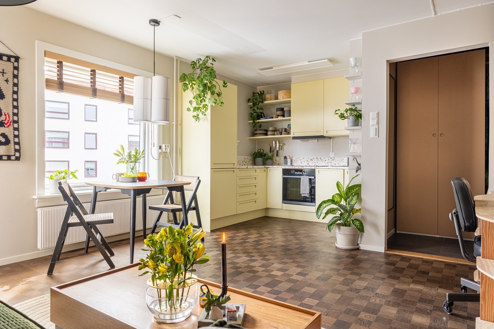 Store vinduer som sørger for godt med naturlig lys og en luftig atmosfære Galleribilde