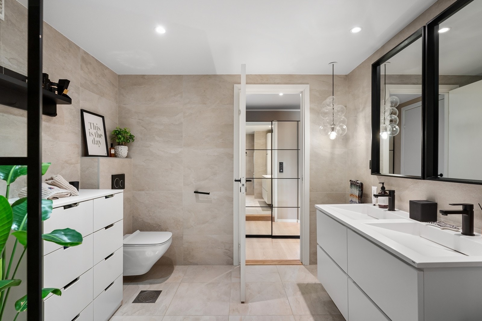 Badet har bl.a. dobbel servant, vegghengt wc og downlights i himling Galleribilde