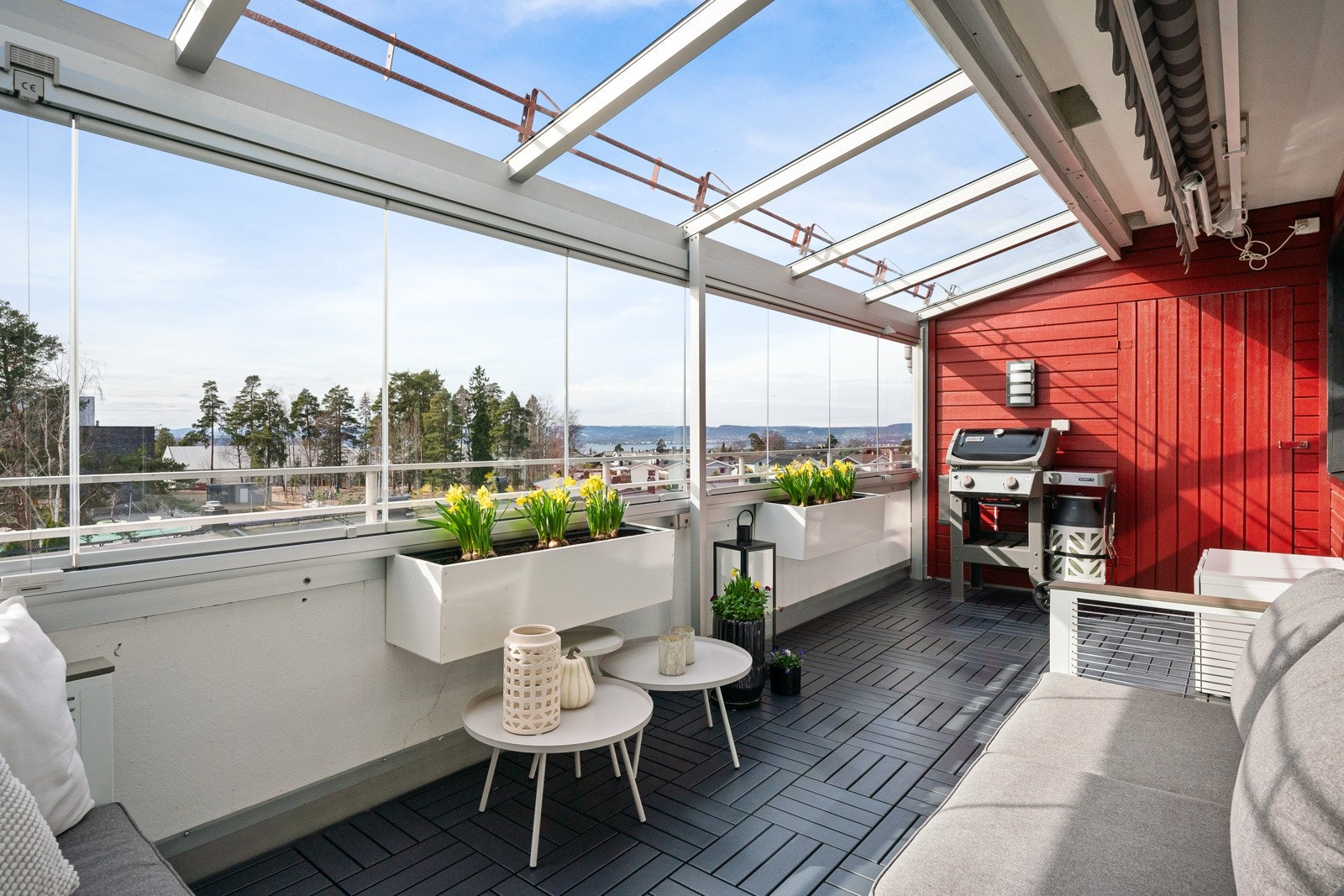 Vestvendt, innglasset terrasse med ettermiddag- og kveldsol Galleribilde