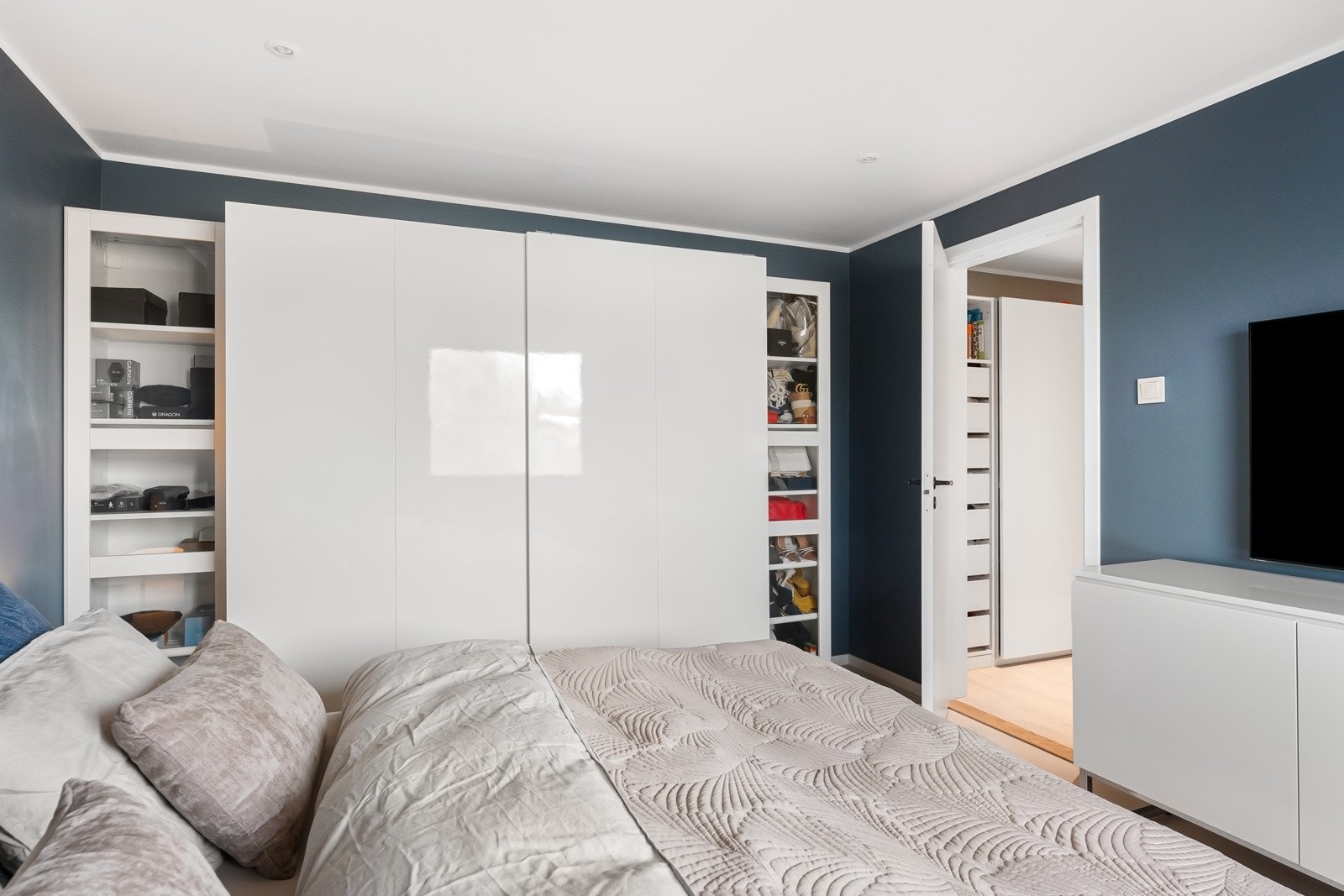 Romslig garderobe Galleribilde