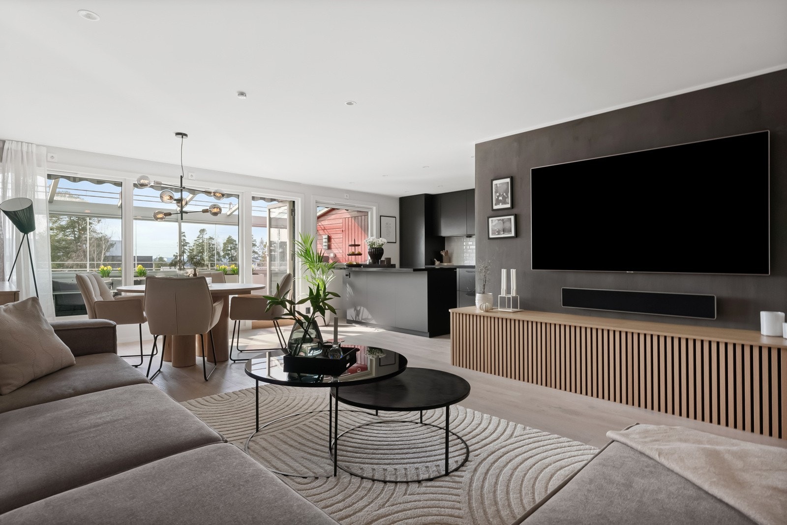 Varme i alle gulv (bortsett på hovedsoverom - der er det panelovn). Galleribilde