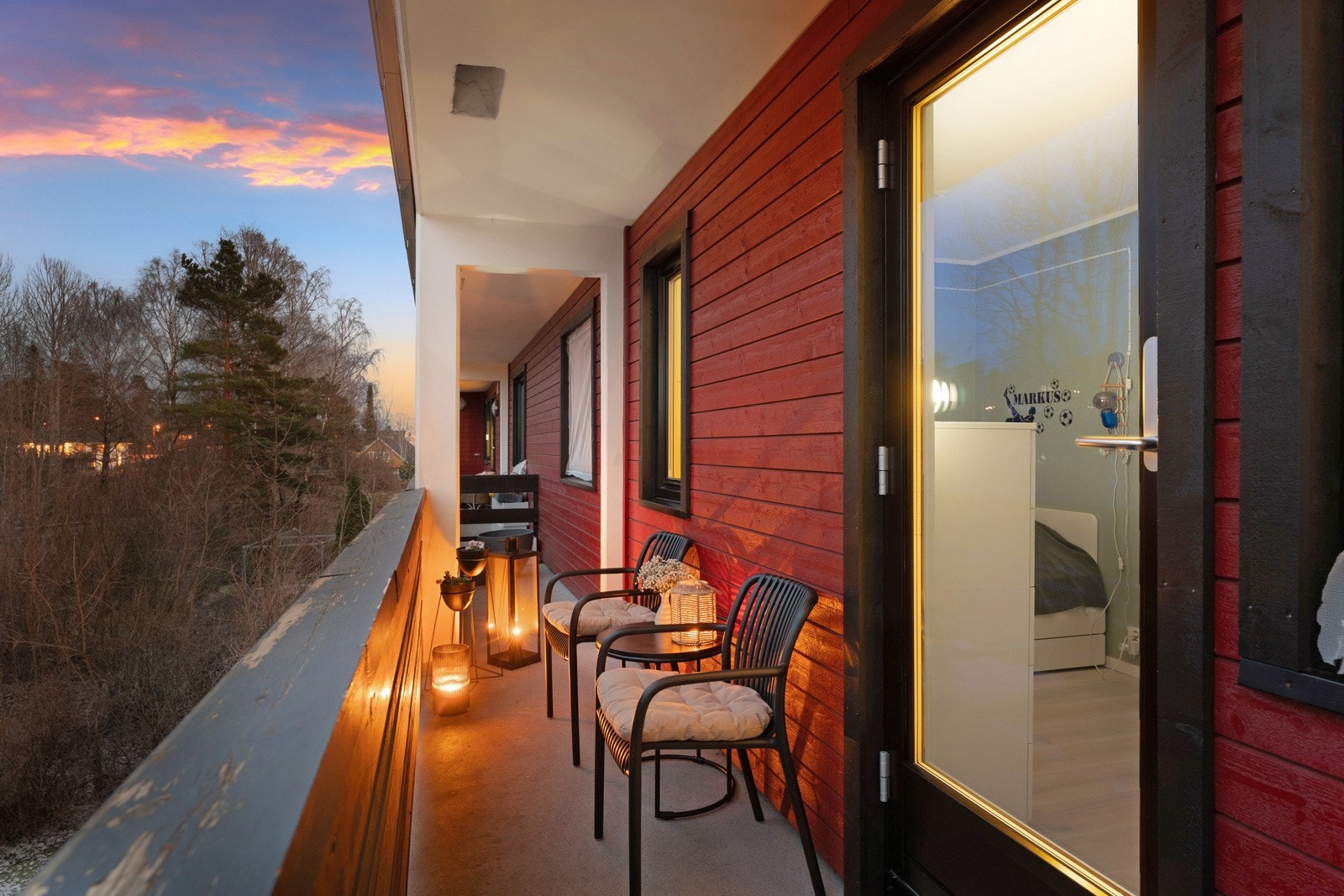 Kveldsstemning på østvendt balkong Galleribilde