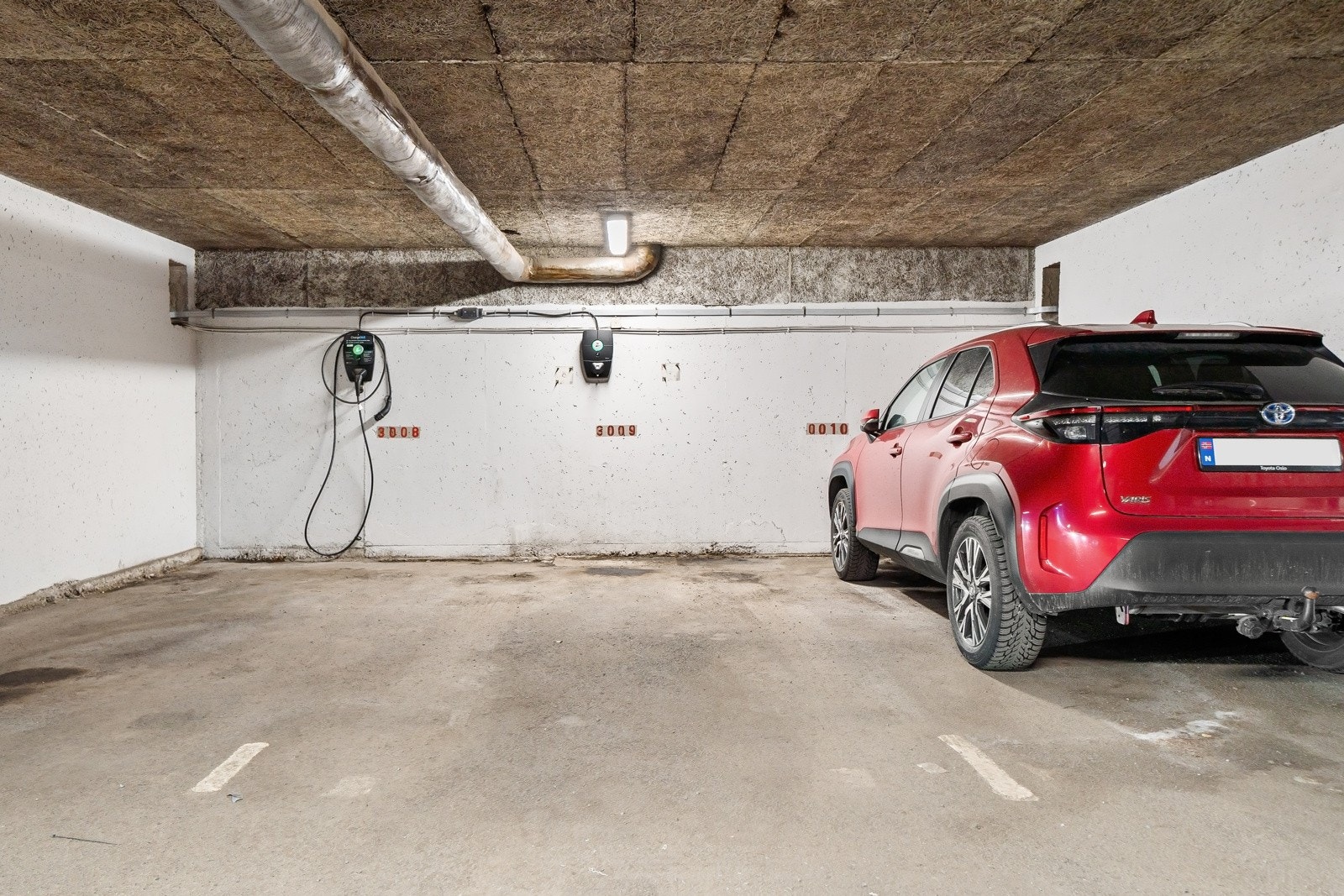 1 garasjeplass med ladestasjon for el-bil medfølger Galleribilde