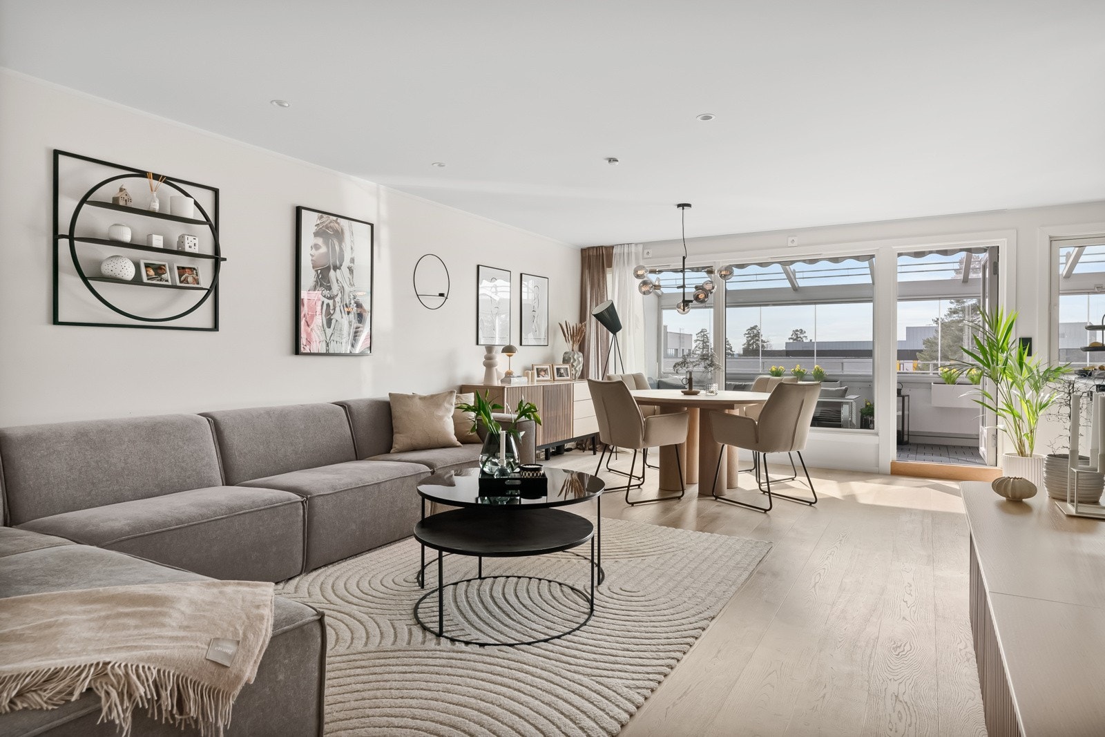 Romslig, usjenert stue. Galleribilde