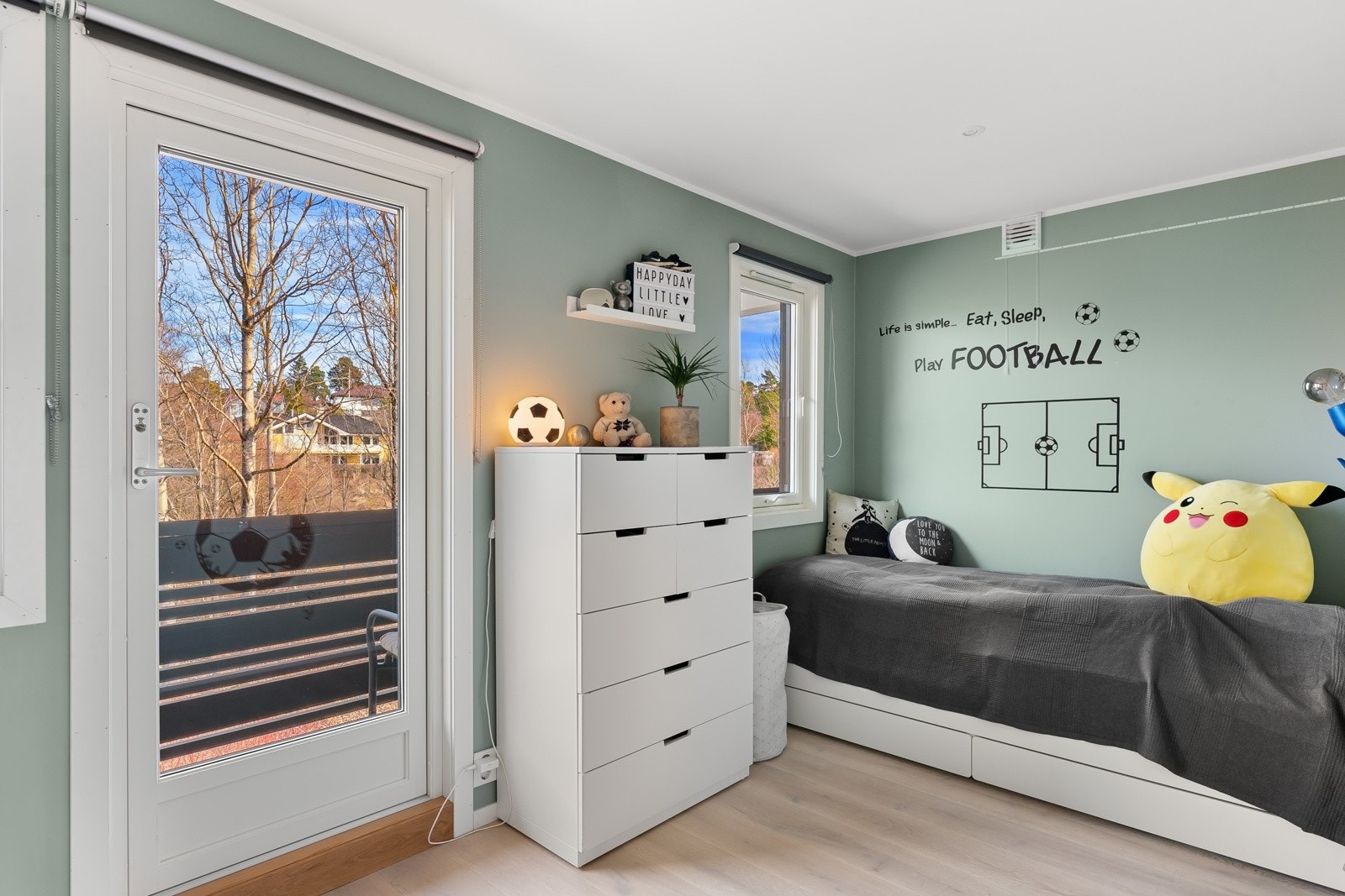 Soverom 2 av 3. Dette rommet har adkomst til østvendt balkong med morgensol. Galleribilde