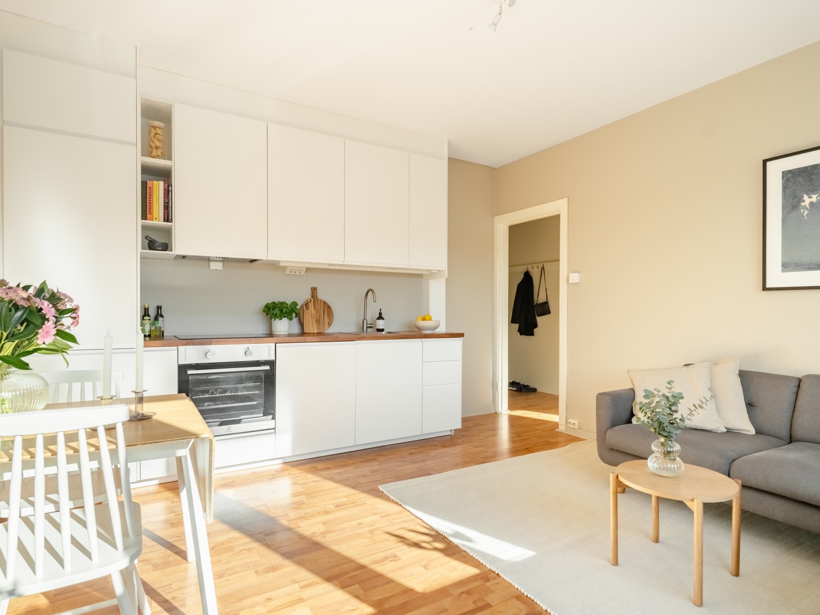 Det er god plass til både sofa, TV-benk og spisebord. Galleribilde