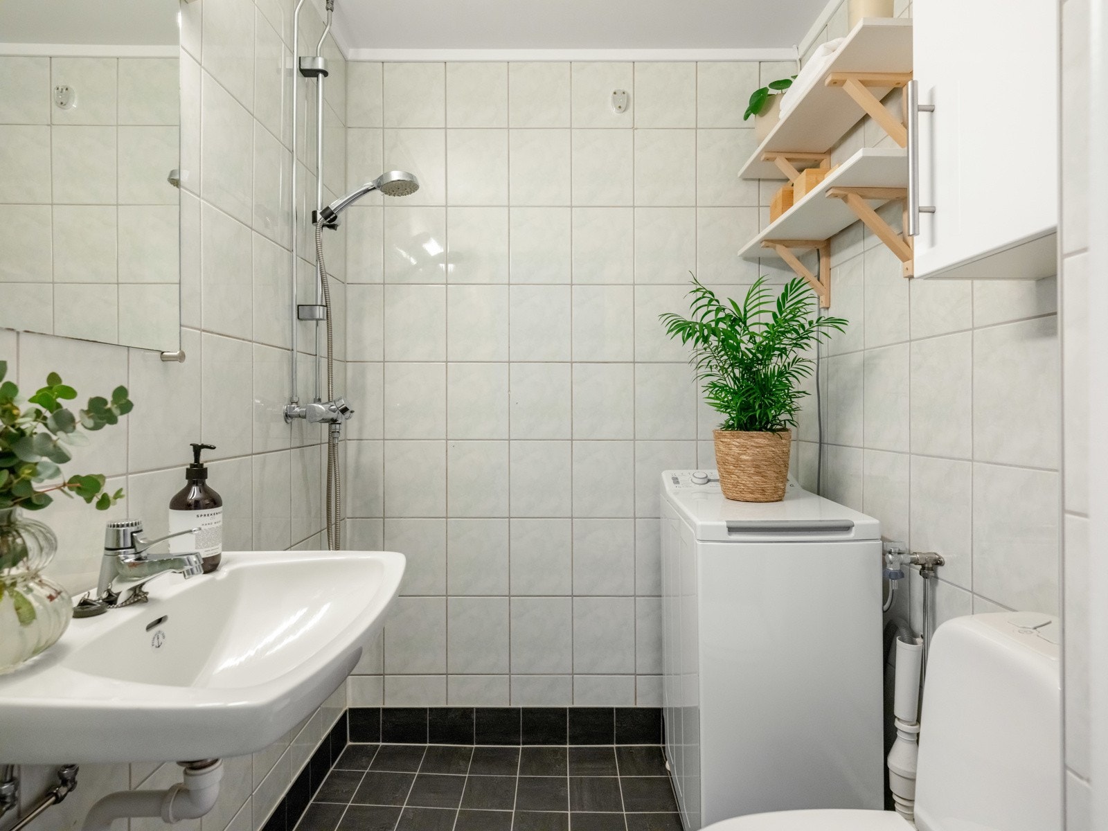 Badet er pent flislagt og ble renovert i regi av borettslaget i 2000. Galleribilde