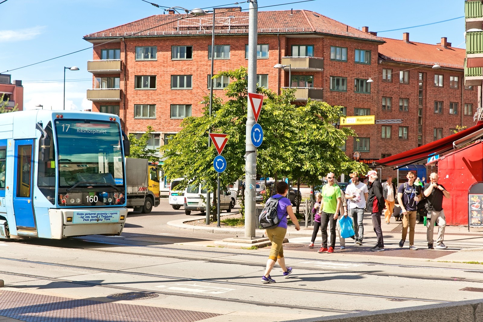 Carl Berner er et kollektivt knutepunkt med både buss, flybuss, trikk og T-bane. Galleribilde