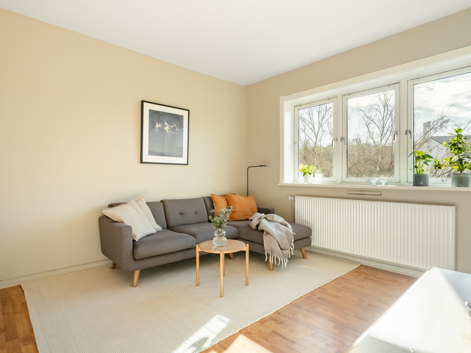 Med sin beliggenhet i 4. etasje, er det minimalt med innsyn og fritt utsyn mot hyggelige trær. Galleribilde