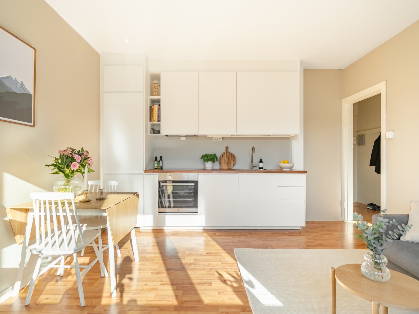 Leiligheten har en åpen og sosial kjøkken- og stueløsning, som er perfekt når venner og familie kommer på besøk. Galleribilde