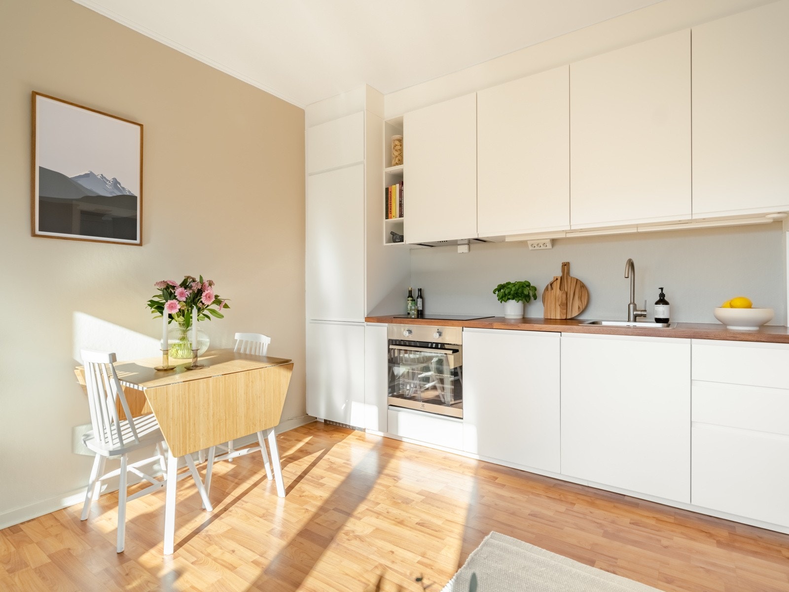 Kjøkkenet er innholdsrikt med god skap- og benkeplass. Alle integrerte hvitevarer medfølger. Galleribilde