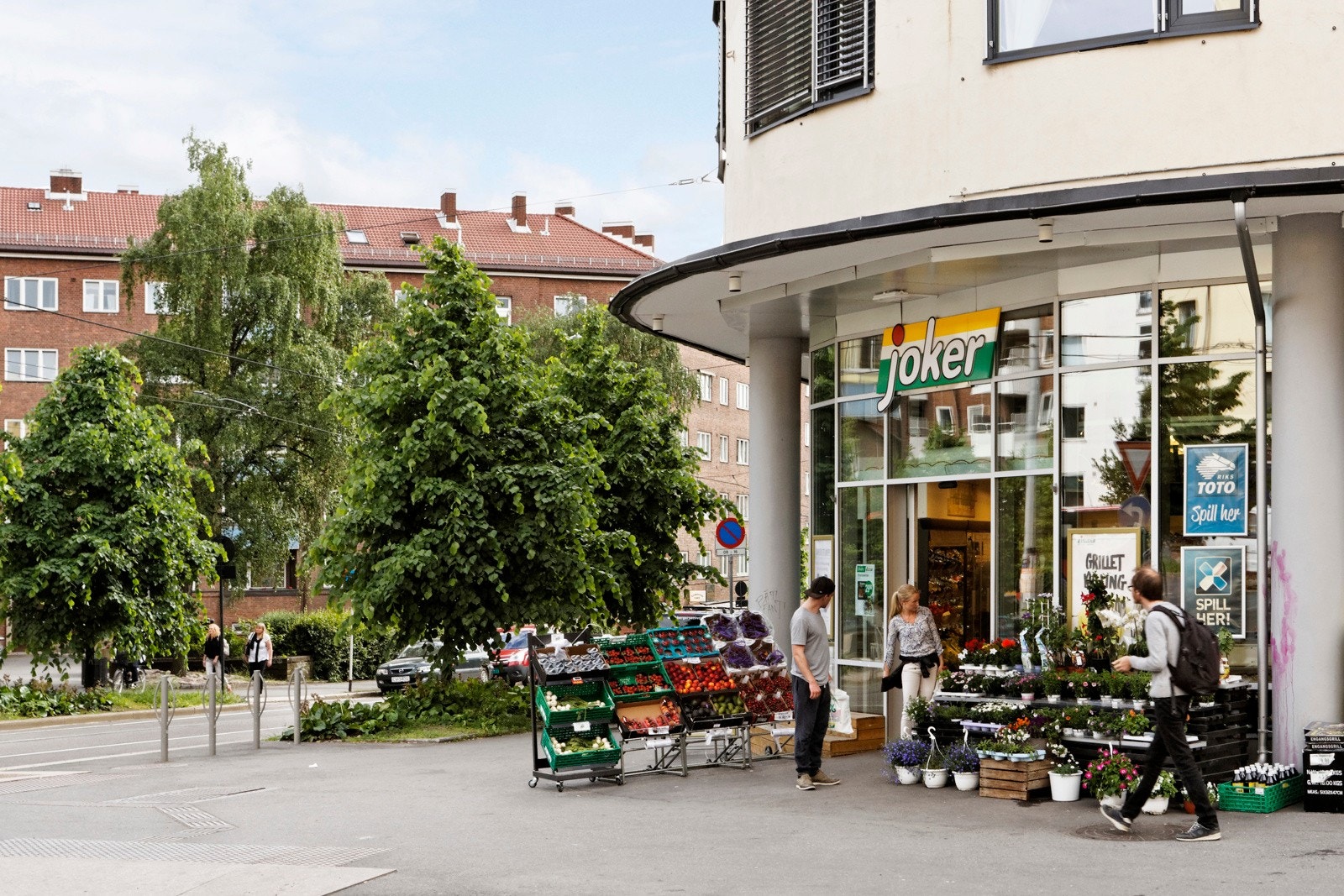 Det er flere matvarebutikker i nærheten. Her ser du den døgnåpne Jokeren på Carl Berner. Galleribilde