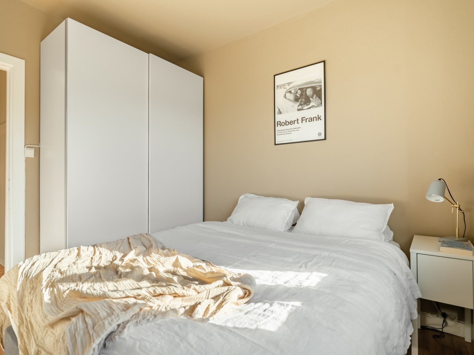 Det romslige garderobeskapet medfølger leiligheten. Galleribilde