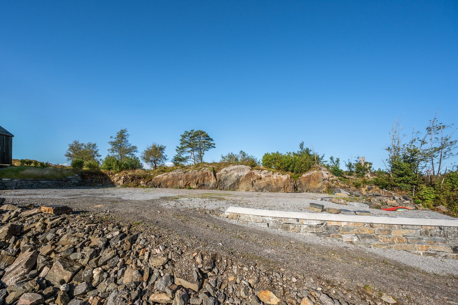 Tomten er ferdig planert med natursteinsmur og krone Galleribilde
