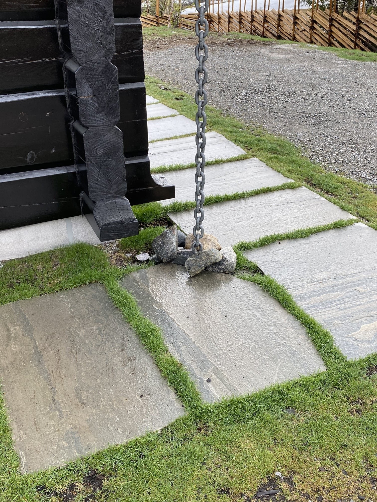 Gangvei rundt hytta med skifer? Vi hjelper deg å fullføre hyttedrømmen! Galleribilde