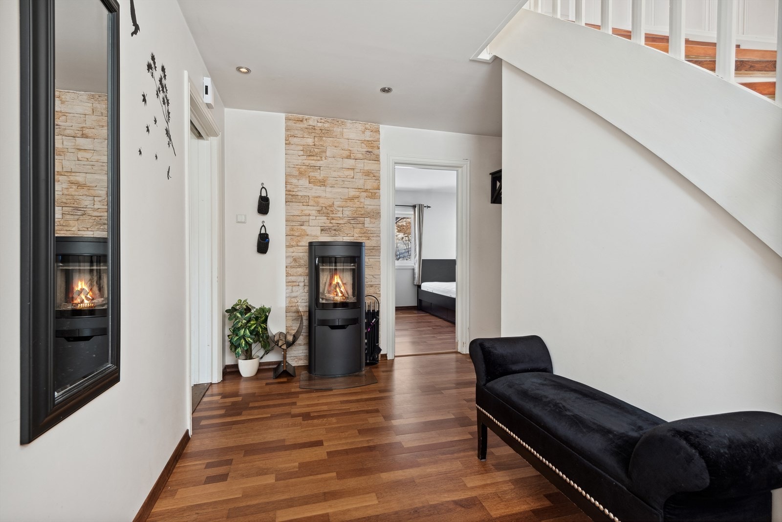 Innbydende entré/hall 1. etg. - Velkommen inn! Galleribilde