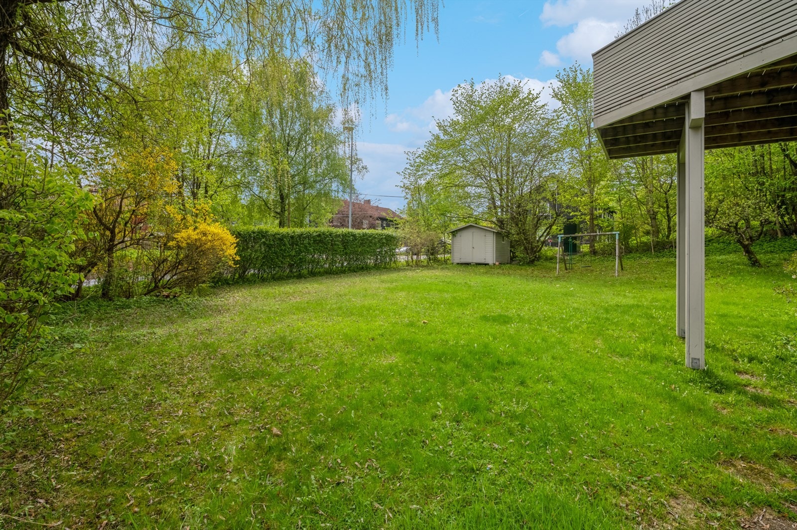 Boligen er svært skjermet, og omkranset av både trær og busker Galleribilde