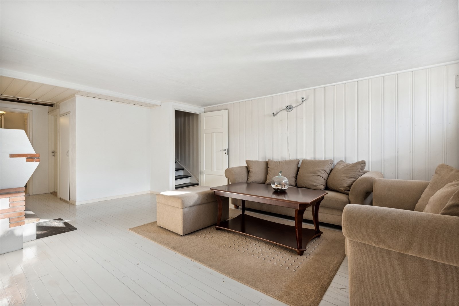 Stuen har i tillegg peis, som kommer godt til på de kjøligere vinterdagene Galleribilde